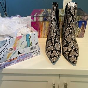 New Jeffrey Campbell Grey/ Black python